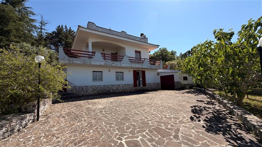 Villa Panoramica In Buone Condizioni Con Trullo Comunicante.